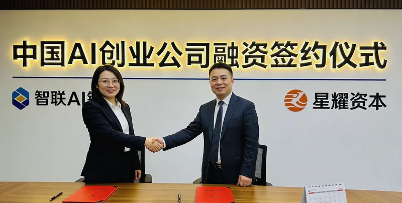 维修工作台上散乱着待修的投影机部件