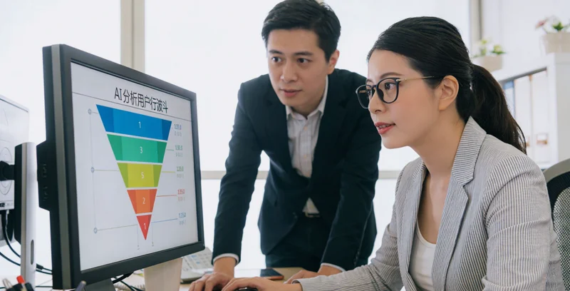 白板上写着从业务痛点倒推需求的核心问题